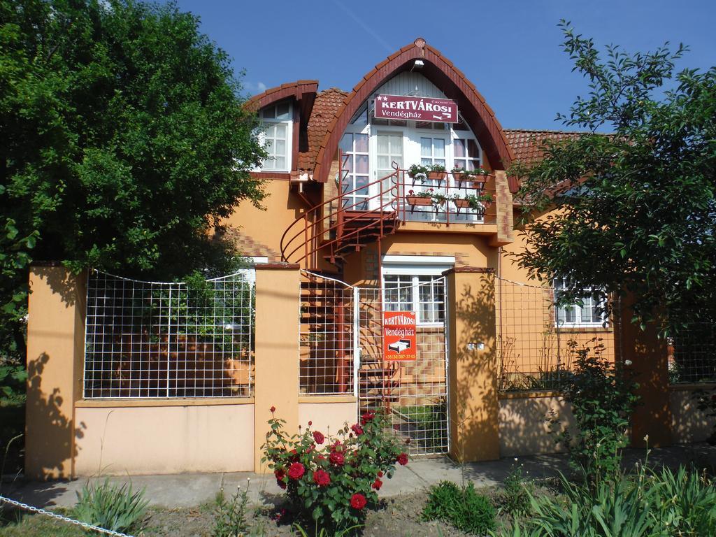Kertvarosi Vendeghaz Oroshaza Exterior photo